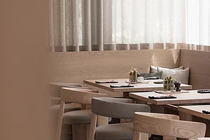 gedeckter Tisch aus Holz im Hygge-Design im modernen Restaurant Zirngast Schladming