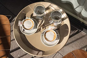 Tischchen mit zwei Kaffeetassen am Balkon mit Sitzmöbel im Hotel Zirngast Schladming