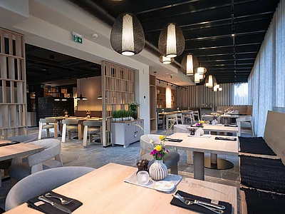 Tisch im Zirngast Restaurant mit Blumen, Gewürzen und Besteck liebevoll arrangiert