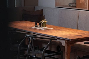 gedeckter Tisch aus Holz im Hygge-Design im modernen Restaurant Zirngast Schladming