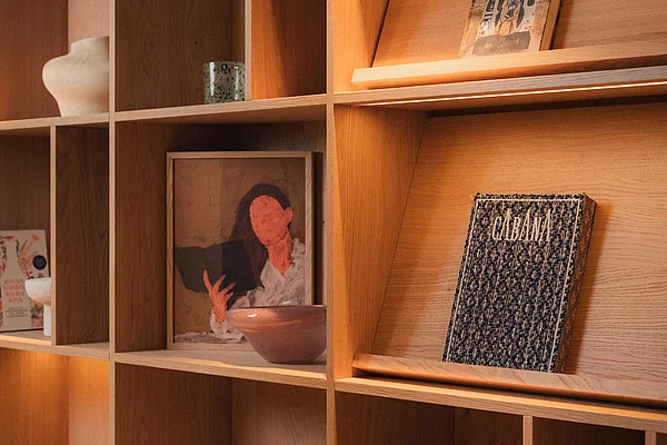 Holzregal mit Büchern und Dekorationsartikel im hyggeligen Design im Hotel Zirngast Schladming