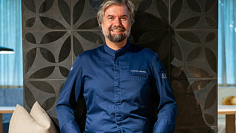 Thomas Gruber Executive Chef im Haus Zirngast sitzend am Kamin im Gasthaus