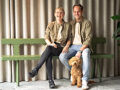 Gastgeber Andrea und Marcel Zirngast mit Zwergpudel Sunny im Haus Zirngast