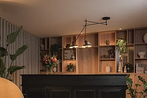 Rezeption aus dunklem Holz im modernen Design im Hotel Zirngast Schladming